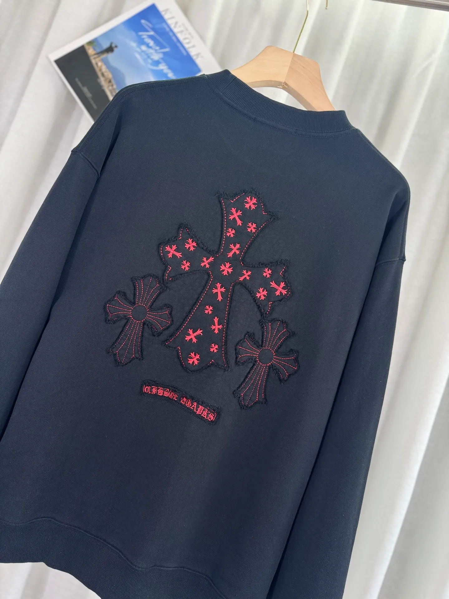 P260 top version, real shot without P, ​​different from market currency) 𝗖𝗵𝗿𝗼𝗺𝗲 𝗛𝗲𝗮𝗿𝘁𝘀/Cro Heart 2025 patch embroidery autumn and winter new original single counter American laser burnt 3D three-dimensional color embroidery couple casual sweatshirt 👑The highest version! Customized fabric 400g tripe terry fabric! American acid-washed and distressed original fabric laser burnt ✟appliqué embroidery and exquisite embroidery of letters! The best-selling model in the counter, very comfortable to wear. Accessories: original molded and authenticated collar label➕100% silk wash label. Genuine purchase-grade original hangtag��matching hanging rope➕3D hanging beads➕original packaging bag. Craftsmanship: The original version has consistent wiring! The highest version of the armhole matching technique! Color: White Black Size: S M L XL Style Number: 25-316
